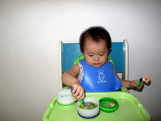 trẻ tự lập, trẻ tự ăn, chăm con, bí quyết chăm con, cho bé luôn khỏe mạnh,